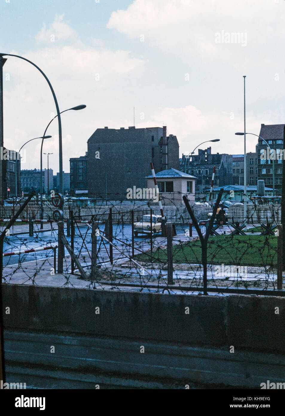 Foto im August 1965, Blick von Westen auf deutscher Seite von Berlin, über die Mauer nach Ost-Berlin im Osten Deutschlands. Foto zeigt die Wand in Stacheldraht abgedeckt und einer militärischen Wachstube. Stockfoto