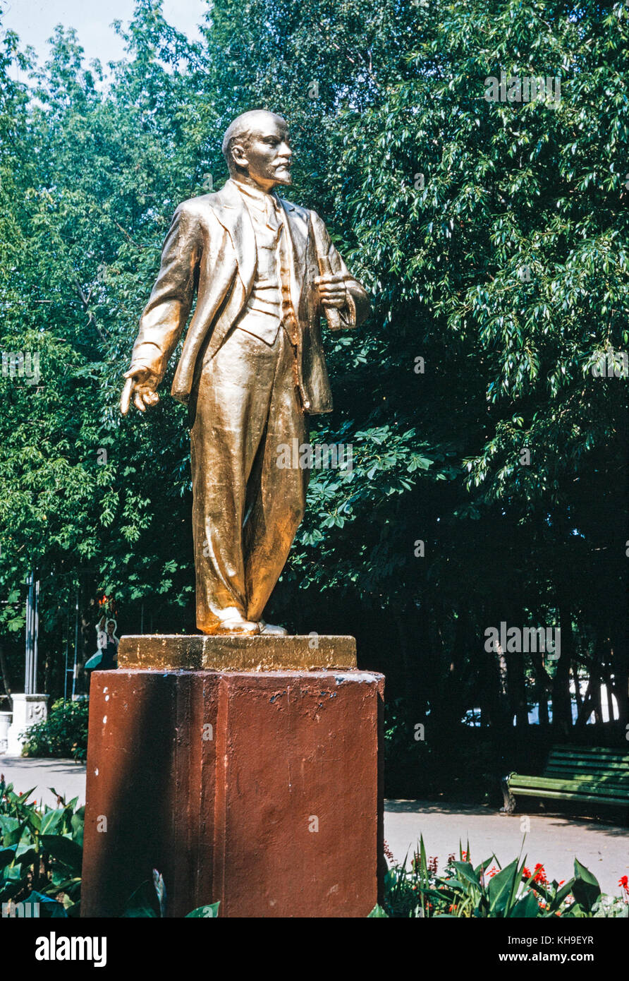Statue von Wladimir Iljitsch Uljanov, andernfalls bekannt als Lenin, mit Blattgold bedeckt. Bild im August 1965 in Moskau getroffen. Stockfoto