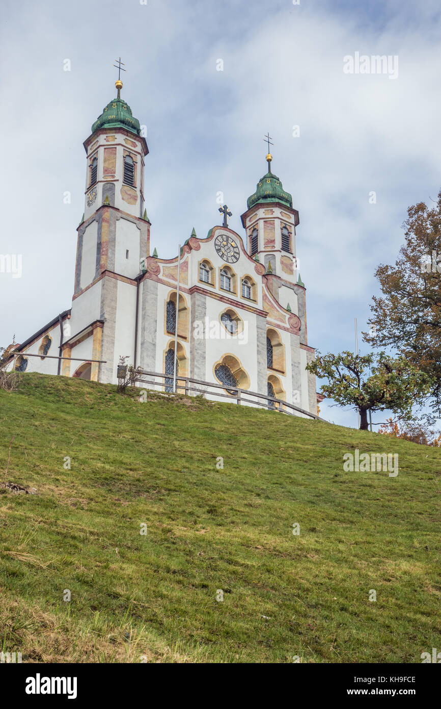 Sie suchen in der Kirche vom Heiligen Kreuz auf dem Kalvarienberg, mit Blick auf das Isartal und Bad Tölz Stockfoto