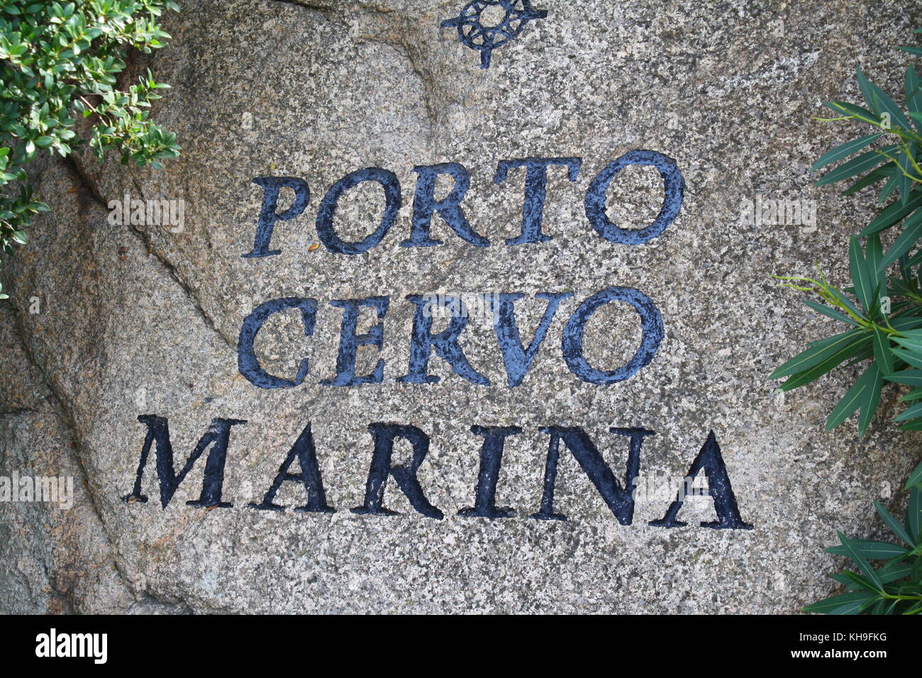 Msrina Porto cervo Zeichen auf einem Felsen in Sardinien, Italien. Stockfoto