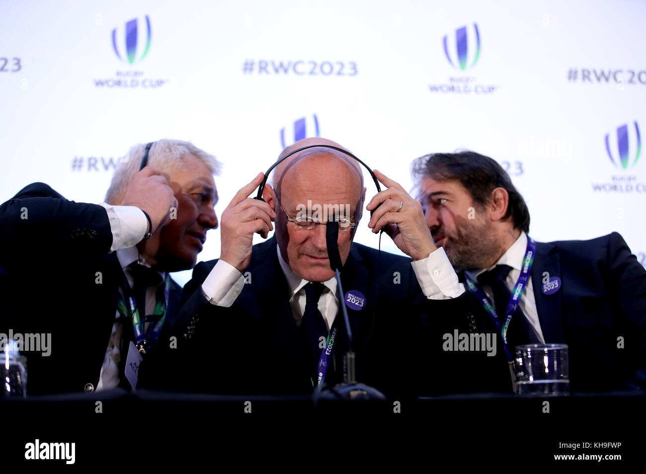 Frankreich 2023 BID Präsident Claude Atcher (links), Französisch Rugby Federation Präsident Bernard Laporte (Mitte) und Serge Simon (rechts) während der 2023 Rugby World Cup Host Union Ankündigung im Royal Garden Hotel, Kensington. DRÜCKEN Sie VERBANDSFOTO. Bilddatum: Mittwoch, 15. November 2017. Bildnachweis sollte lauten: John Walton/PA Wire. EINSCHRÄNKUNGEN: Nur für redaktionelle Zwecke. Keine kommerzielle Nutzung ohne vorherige Genehmigung. Stockfoto