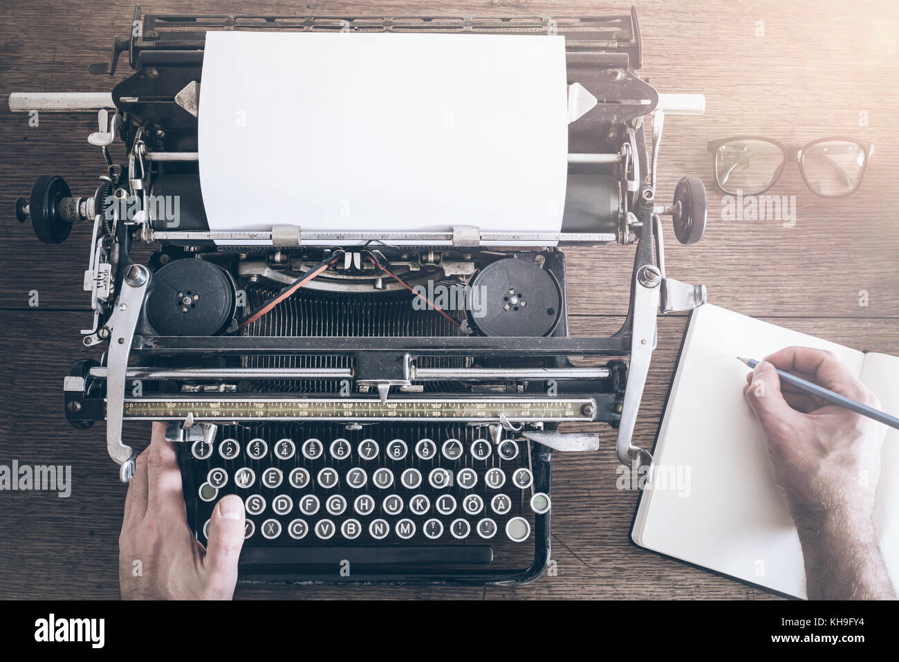 Blick von oben auf die Menschen Notizen neben Vintage Schreibmaschine auf rustikalen Holztisch Stockfoto