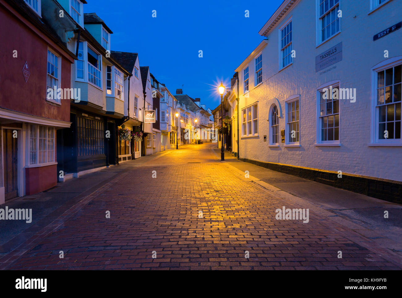 Die mittelalterlichen Gebäude der West Street während der Blauen Stunde nach Sonnenuntergang in der Marktgemeinde Faversham, Kent, Großbritannien. Stockfoto