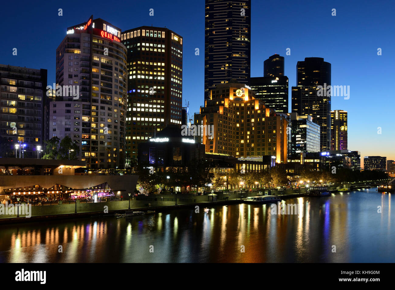 Bezirk Southbank und den Fluss Yarra bei Nacht - Melbourne, Victoria, Australien Stockfoto