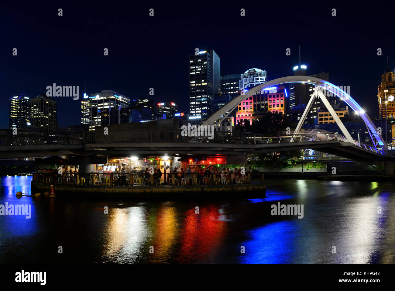 Ponyfish Bar/Restaurant unterhalb des Evan walker Brücke über den Fluss Yarra bei Nacht - Melbourne, Victoria, Australien Stockfoto