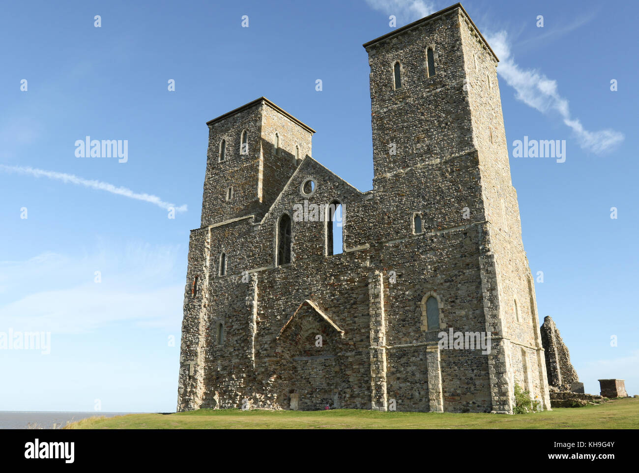 Reculver towers römischen Saxon Shore fort und bleibt der Kirche aus dem 12. Jahrhundert unterboten die Erosion der Küsten. Stockfoto