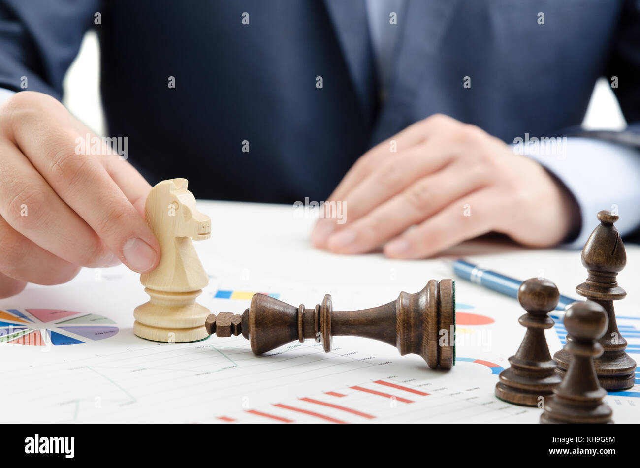 Schach Financial Business Strategie Konzept. Teamleiter holding Schachfigur. Stockfoto