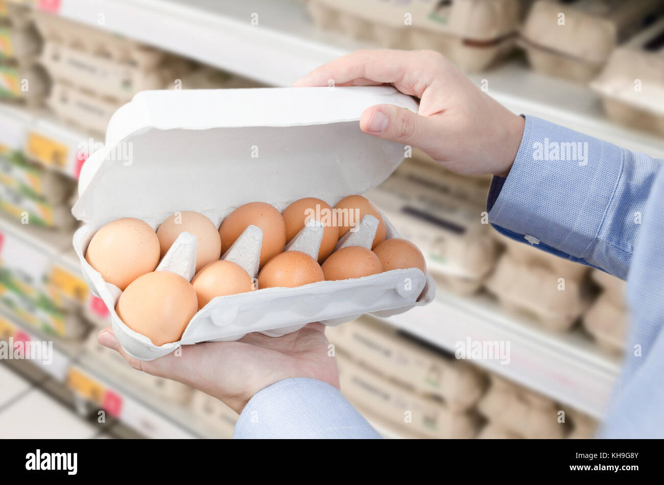 Mann kauft Eier im Supermarkt. Ei store Supermarkt Preis teure Lebensmittelgeschäft Konzept Stockfoto