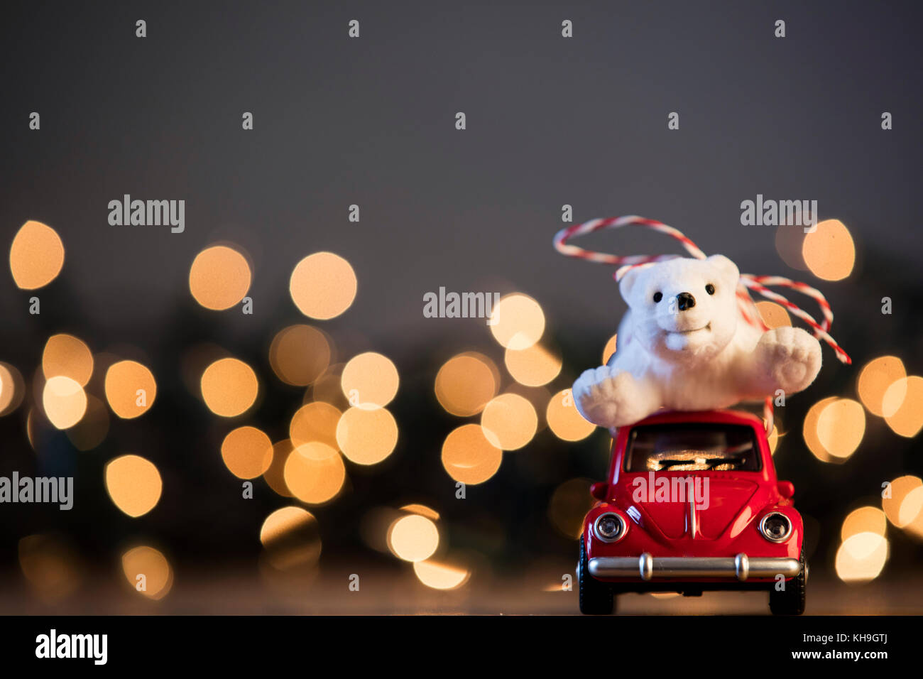 London, Großbritannien - 15.Dezember 2016: Weihnachten Hintergrund mit Eisbär auf ein rotes Spielzeugauto Stockfoto