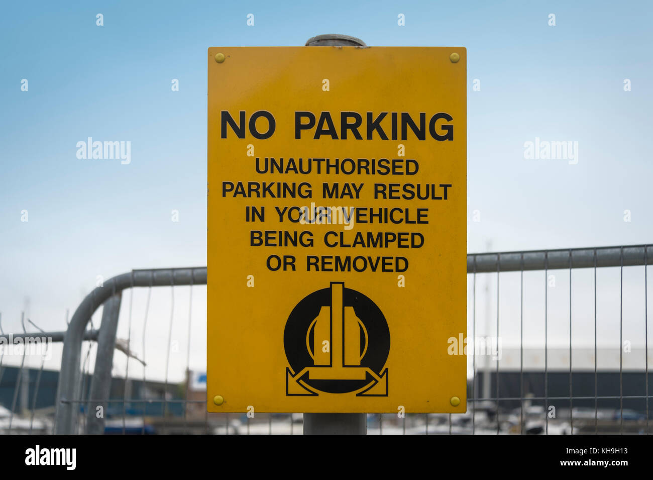 Kein Parkplatz Schild, unbefugtes parken kann es in Ihrem Fahrzeug eingeklemmt oder entfernt. Stockfoto
