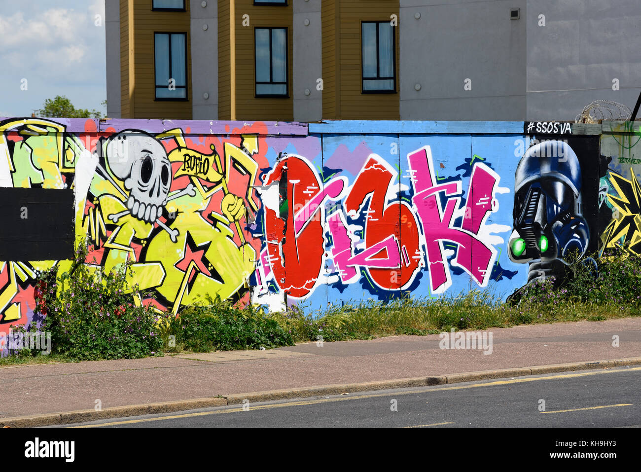 Graffiti-Kunstwerke auf Baustellen in Southend on Sea. Von Brave Arts und John Bulley. Früher Esplanade House Stockfoto