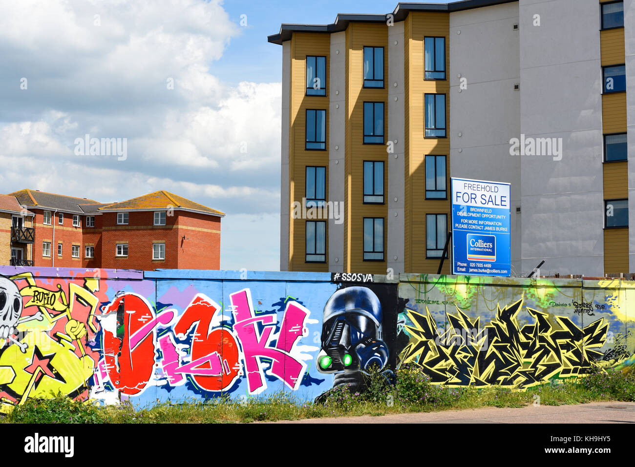 Graffiti-Kunstwerke auf Baustellen in Southend on Sea. Von Brave Arts und John Bulley. Früher Esplanade House Stockfoto