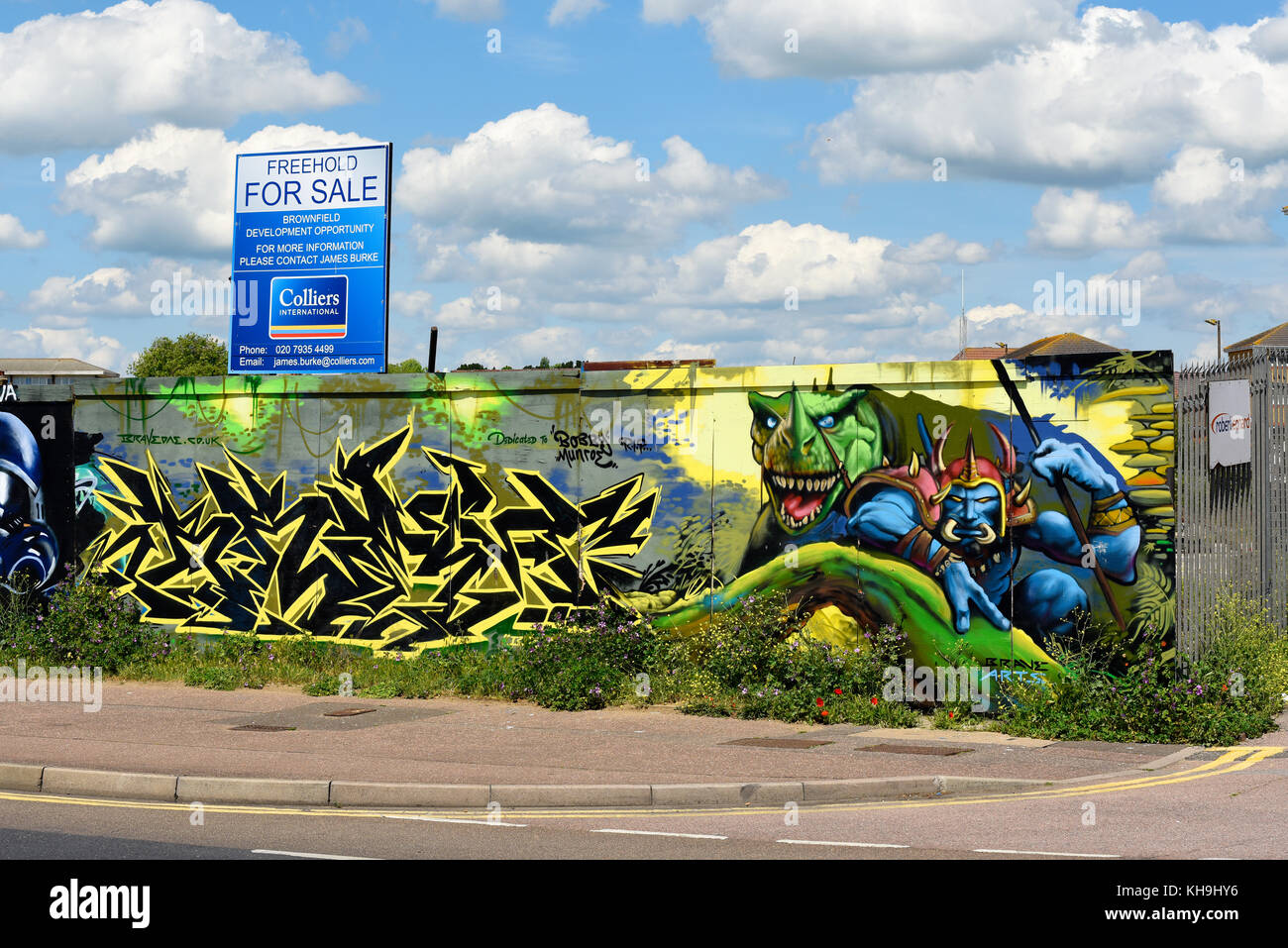 Graffiti-Kunstwerke auf Baustellen in Southend on Sea. Von Brave Arts und John Bulley. Früher Esplanade House Stockfoto