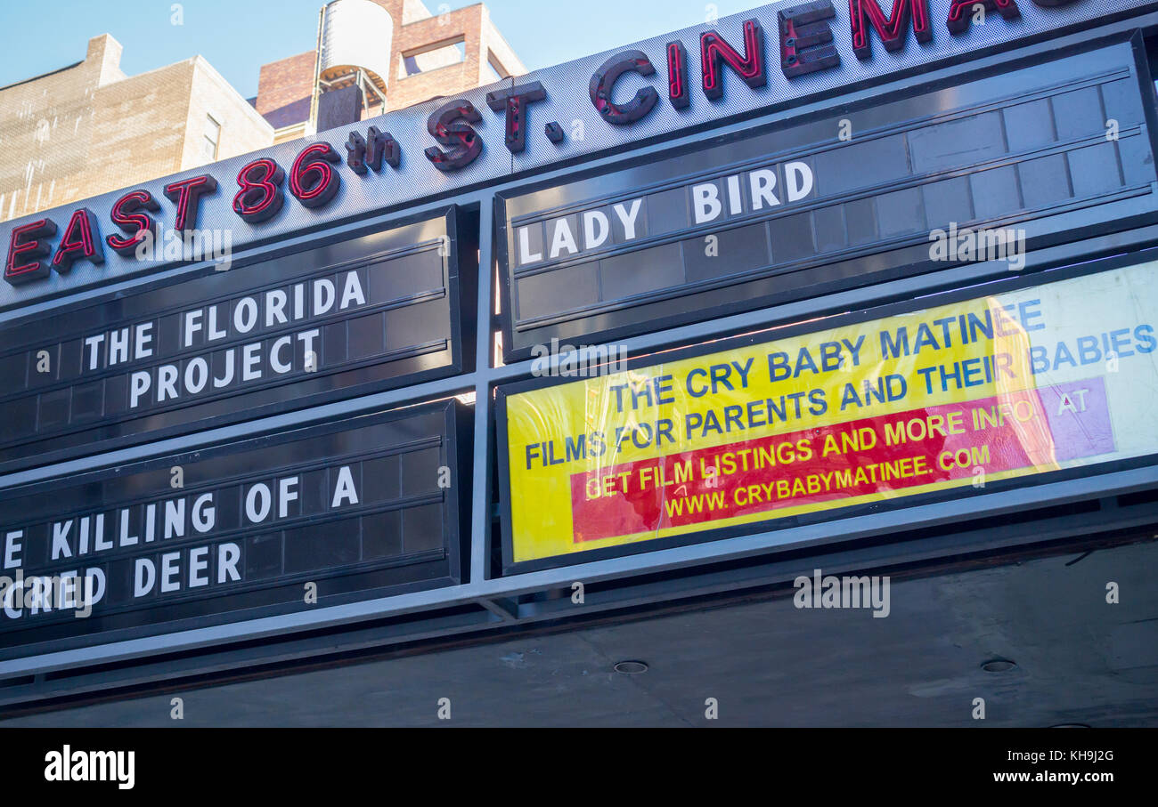 Die Stadt Kinos East 86th Street Kinos in der Upper East Side in New York am Freitag, 10. November 2017 wirbt für Ihre 'crybabies Matinee' lädt Mütter und ihre Kinder ein Film ohne Angst vor pingelig Babys stören die Freude bei anderen zu sehen. (© Richard b. Levine) Stockfoto