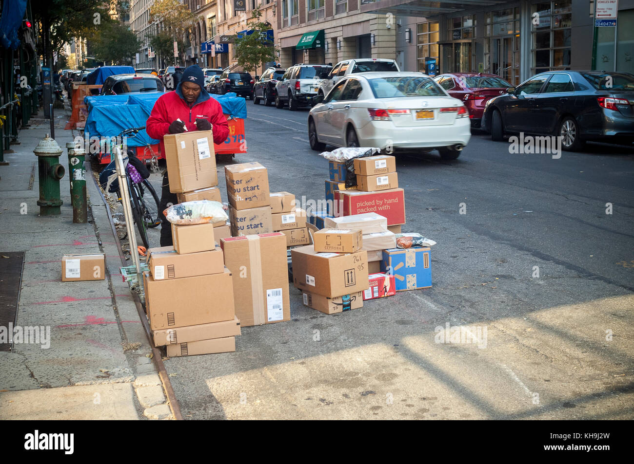 Ein Arbeiter für lasership möglichen Lieferungen im New Yorker Stadtteil Chelsea am Sonntag, 12. November 2017. die Delivery Services erwarten eine Rekordzahl von Paketen von jetzt bis Weihnachten versandt werden. (© Richard b. Levine) Stockfoto