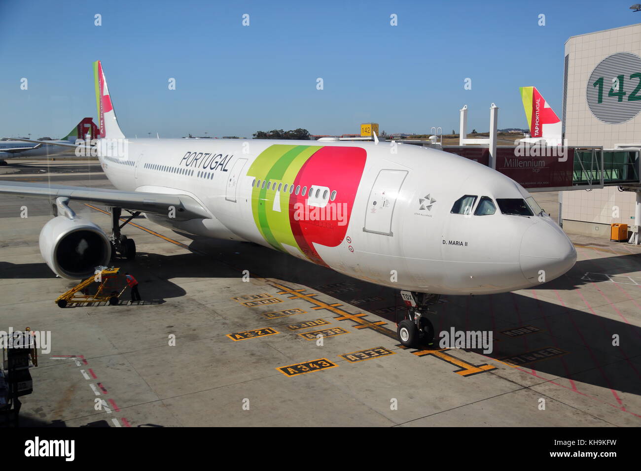 Tippen Sie auf ein airbus a330 cs-tox Passagiermaschine am Gate am Flughafen von Lissabon, Portugal Stockfoto