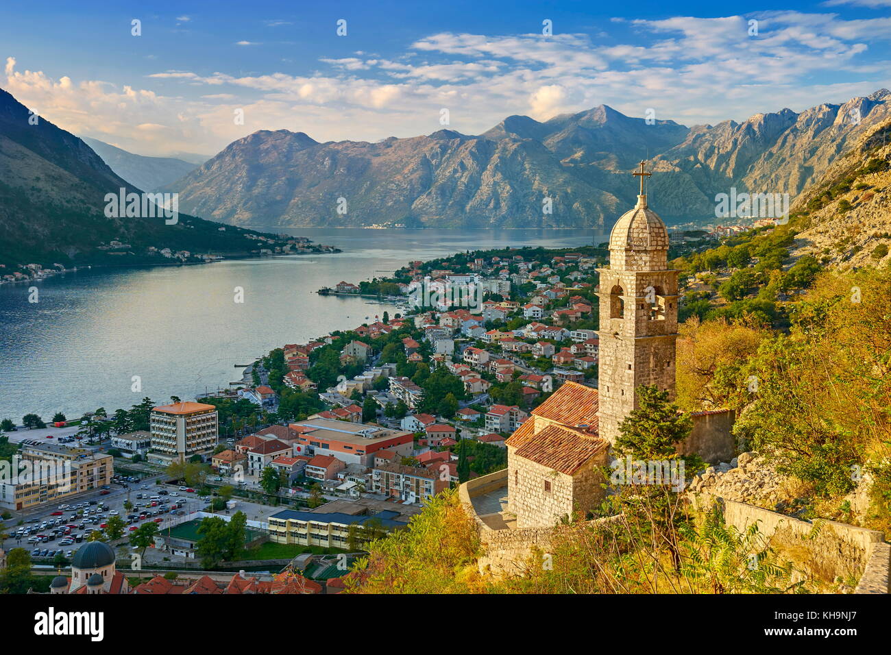 Die Bucht von Kotor mit Berge Landschaft, Montenegro Stockfoto