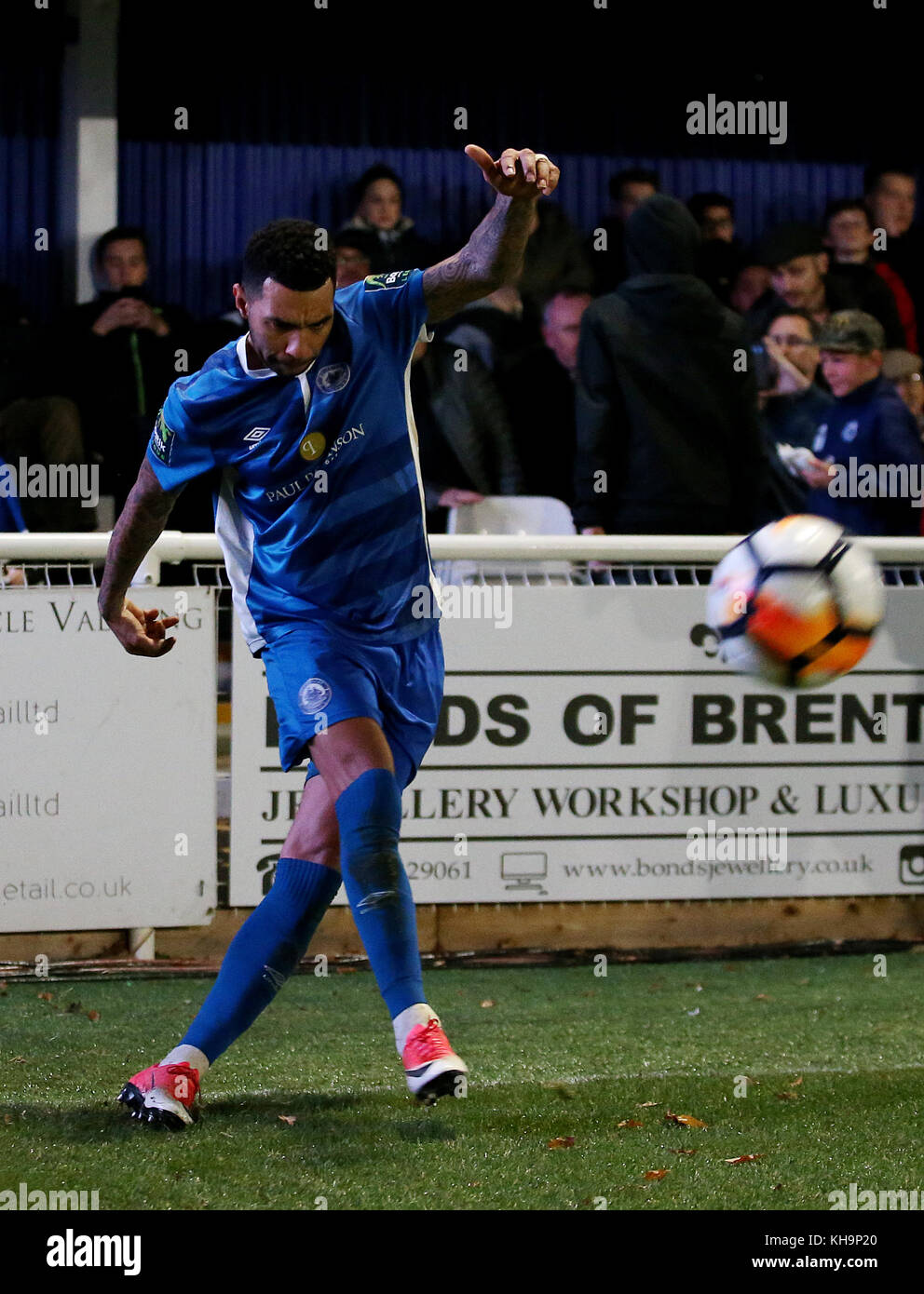 Billericay Town Jermaine Pennant bei einem Eckstoß während des FA Cup, 1. Runde Replay in der AGP Arena, Billericay. Stockfoto