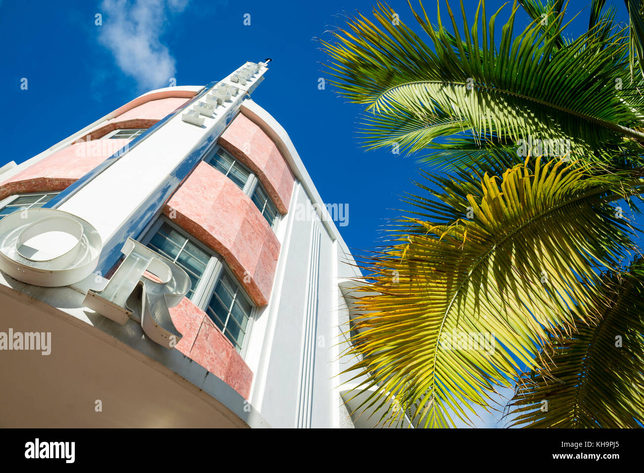 Miami - 31. August 2017: Wahrzeichen von Miami Beach im Art-deco-Architektur von Tudor Hotel und Palmen auf der Collins Ave. Stockfoto