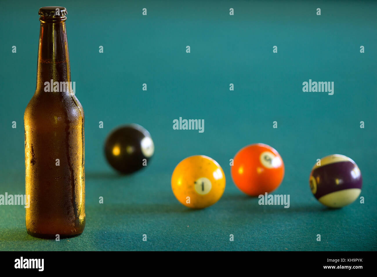 Horizontale Foto von einer Flasche kaltes Bier auf einem Billardtisch Stockfoto