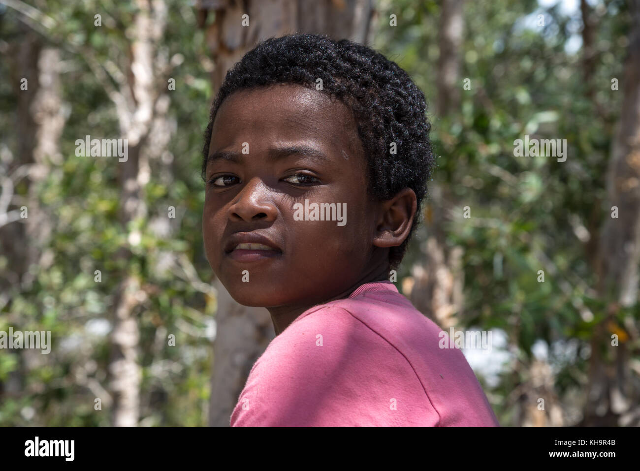 Einem jungen madagassischen Junge in Rosa t-kurz. Madagaskar, Afrika. Stockfoto