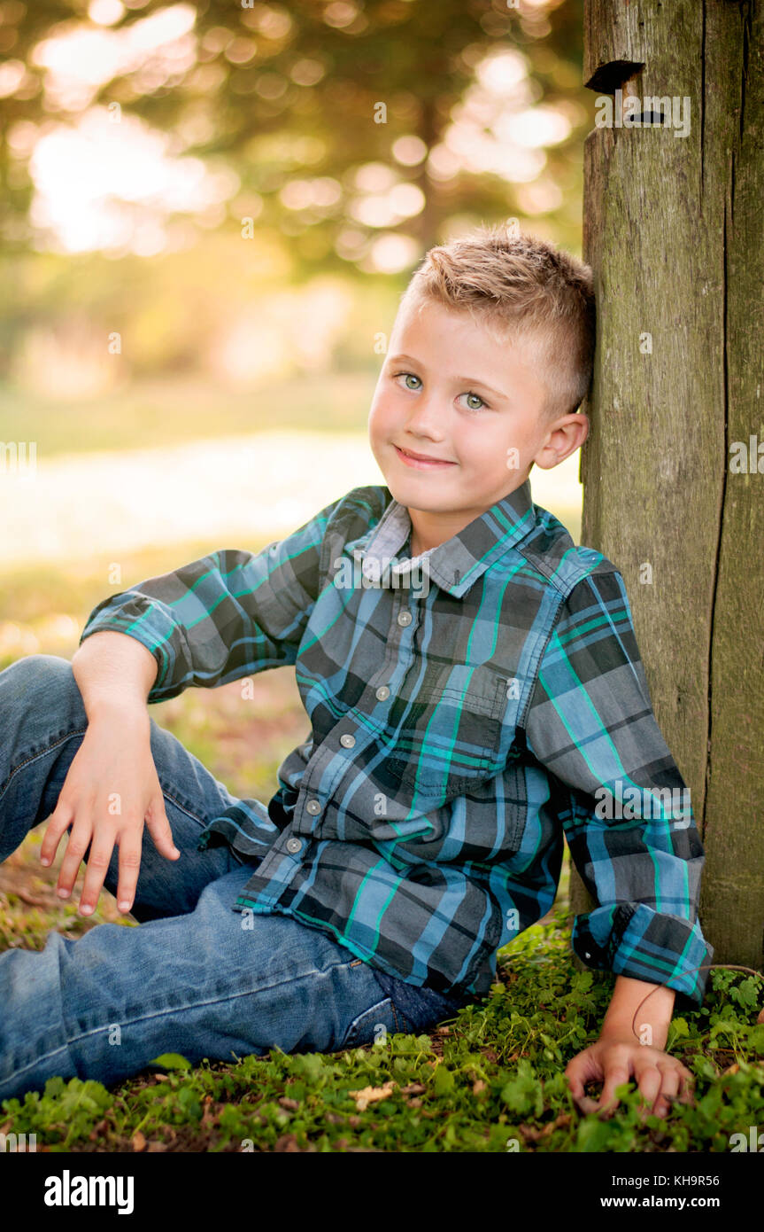 Junge in einer ländlichen Umgebung tragen Plaid Shirt portrait Stockfoto