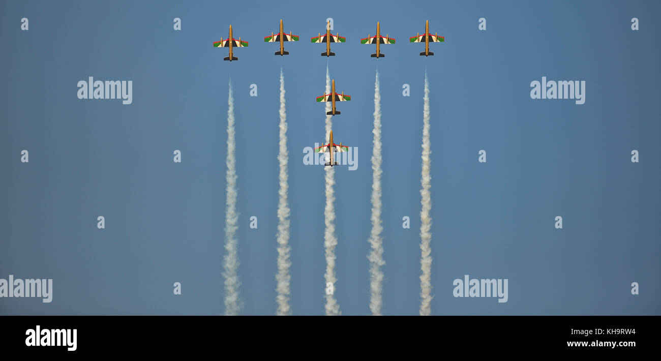Die "Al Fursan" (Ritter), die Vereinigten Arabischen Emirate Air Force aerobatic Display Team, fliegen in Formation während der Dubai Airshow November 15, 2017. Stockfoto