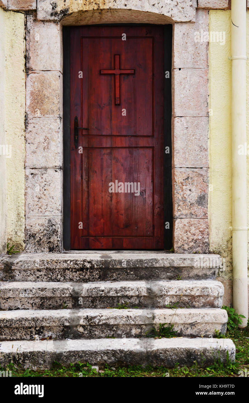 Kirche Eingang auf lifou Teil der Loyalität Inseln Neukaledonien genommen Stockfoto