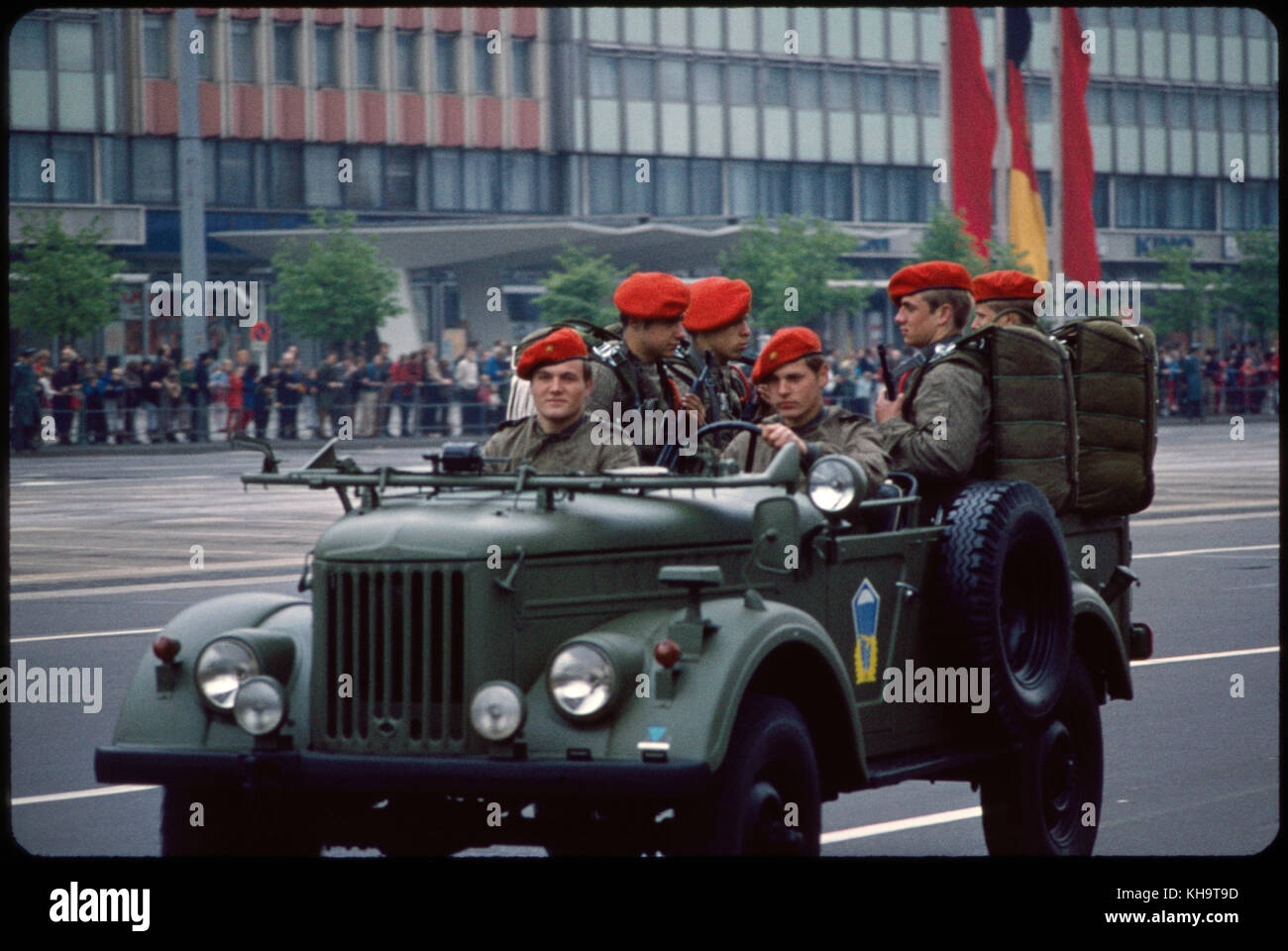 Soldaten reiten in Jeep im Mai Day Parade, Ost-Berlin, Deutsche Demokratische Republik, 1. Mai 1974 Stockfoto