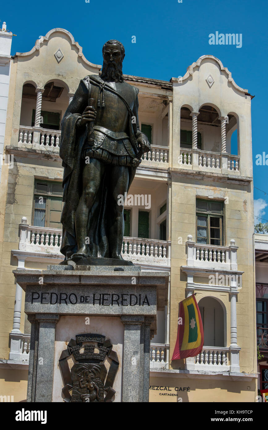 Südamerika, Kolumbien, Cartagena. 'Altstadt' das historische, ummauerte Stadtzentrum, UNESCO. Statue von Pedro de Heredia auf dem Stadtplatz. Stockfoto