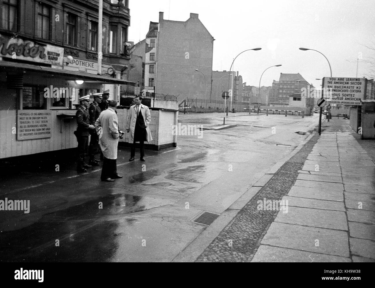 Die alliierte Checkpoint Charlie in Berlin. Foto in den frühen 1970er Jahren, in Richtung der sowjetischen Sektor suchen. Stockfoto