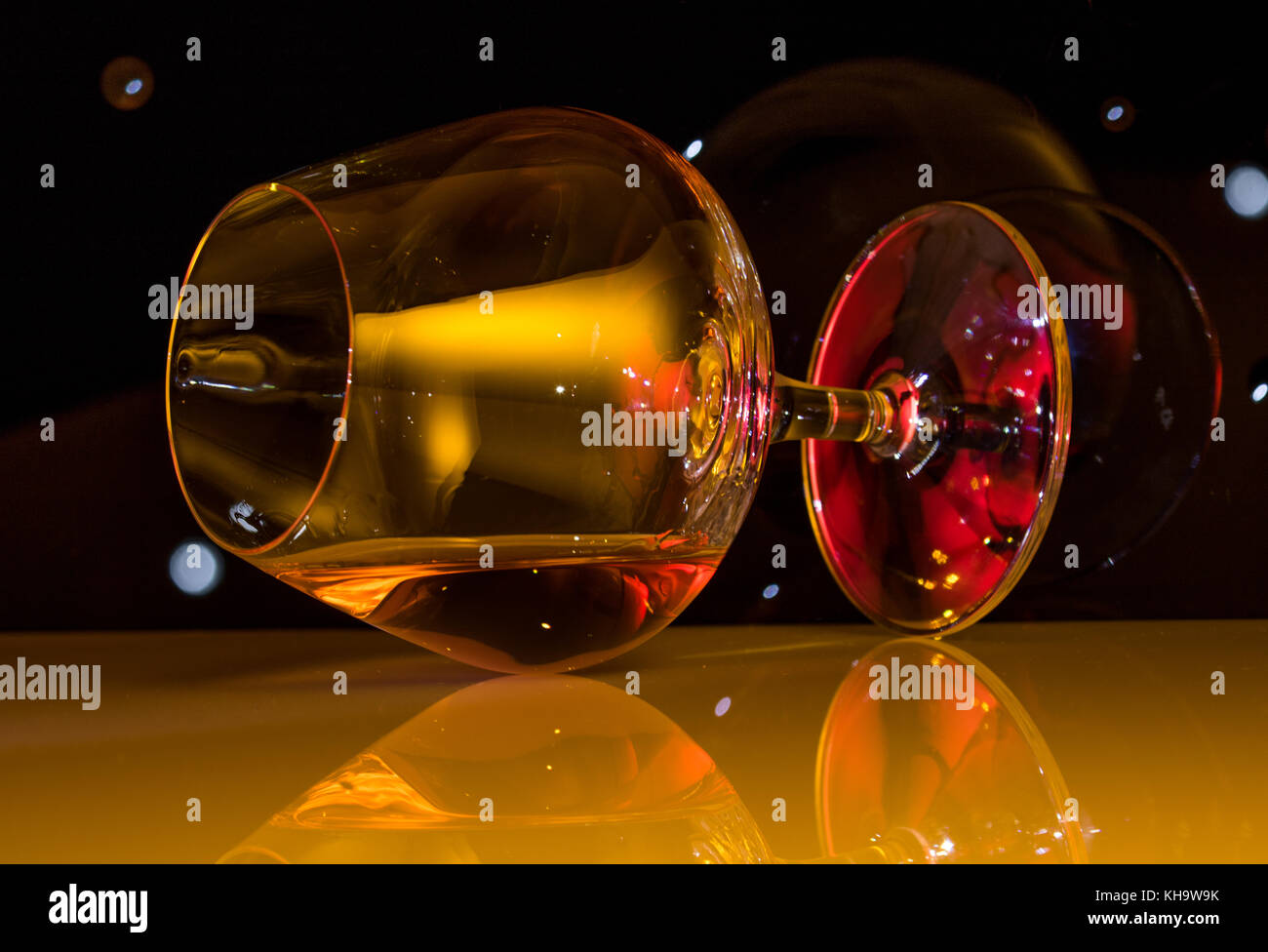 Schnaps Glas mit Brandy auf seiner Seite präsentiert. Stockfoto