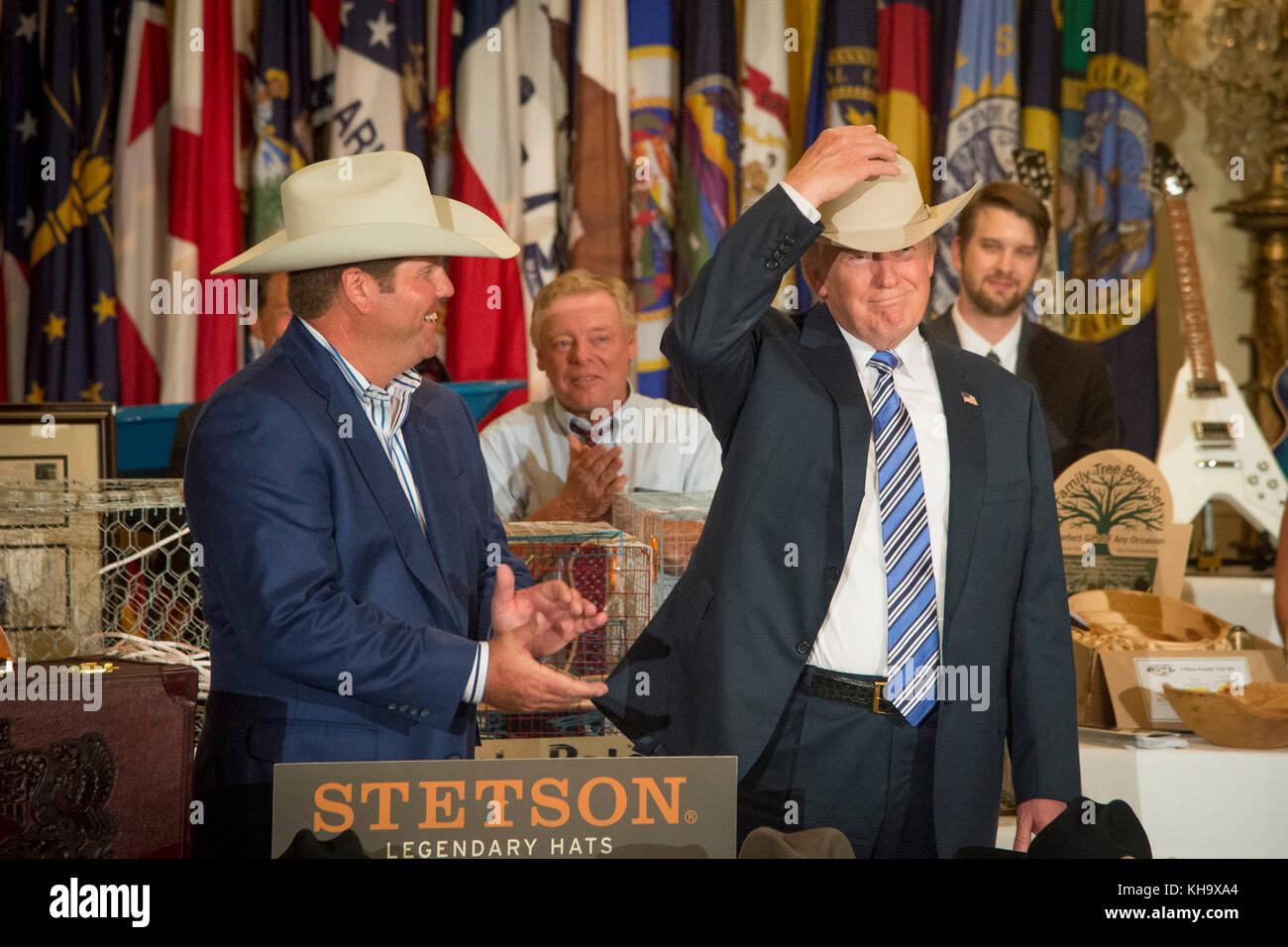 US-Landwirtschaftsministerium (USDA) Sekretärin Sonny Perdue trat Präsident  Donald J. Trump bei, der einen Stetson Cowboyhut anprobiert, der ihm von  Dustin Nobritt gegeben wurde, während er Firmen aus dem ganzen Land im  Weißen