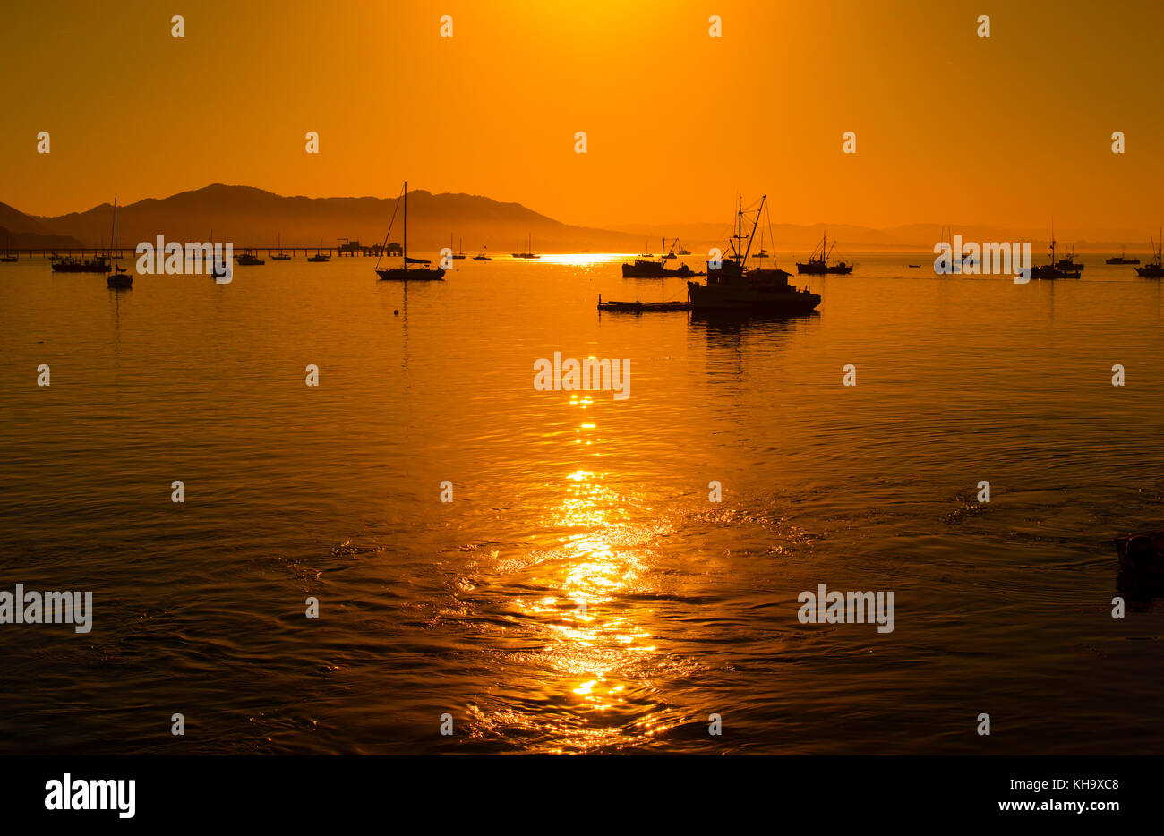 Foto- und Landschaftsfotografie Golden Orange sunrise Hafen San Luis Obispo Kalifornien Fischerboot silhouette Reisen Stockfoto