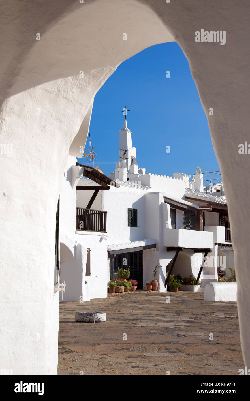 Binibeca Vell Dorf durch arch Menorca Spanien Stockfoto