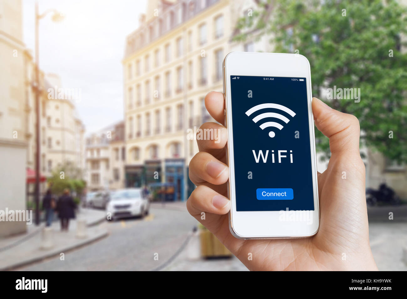 Verbindung zu öffentlichen WLAN-Hotspot in der city street Internet auf dem Smartphone, Konzept über die WLAN-Technologie und Reisen nach Zugang, Nahaufnahme der Hand Stockfoto