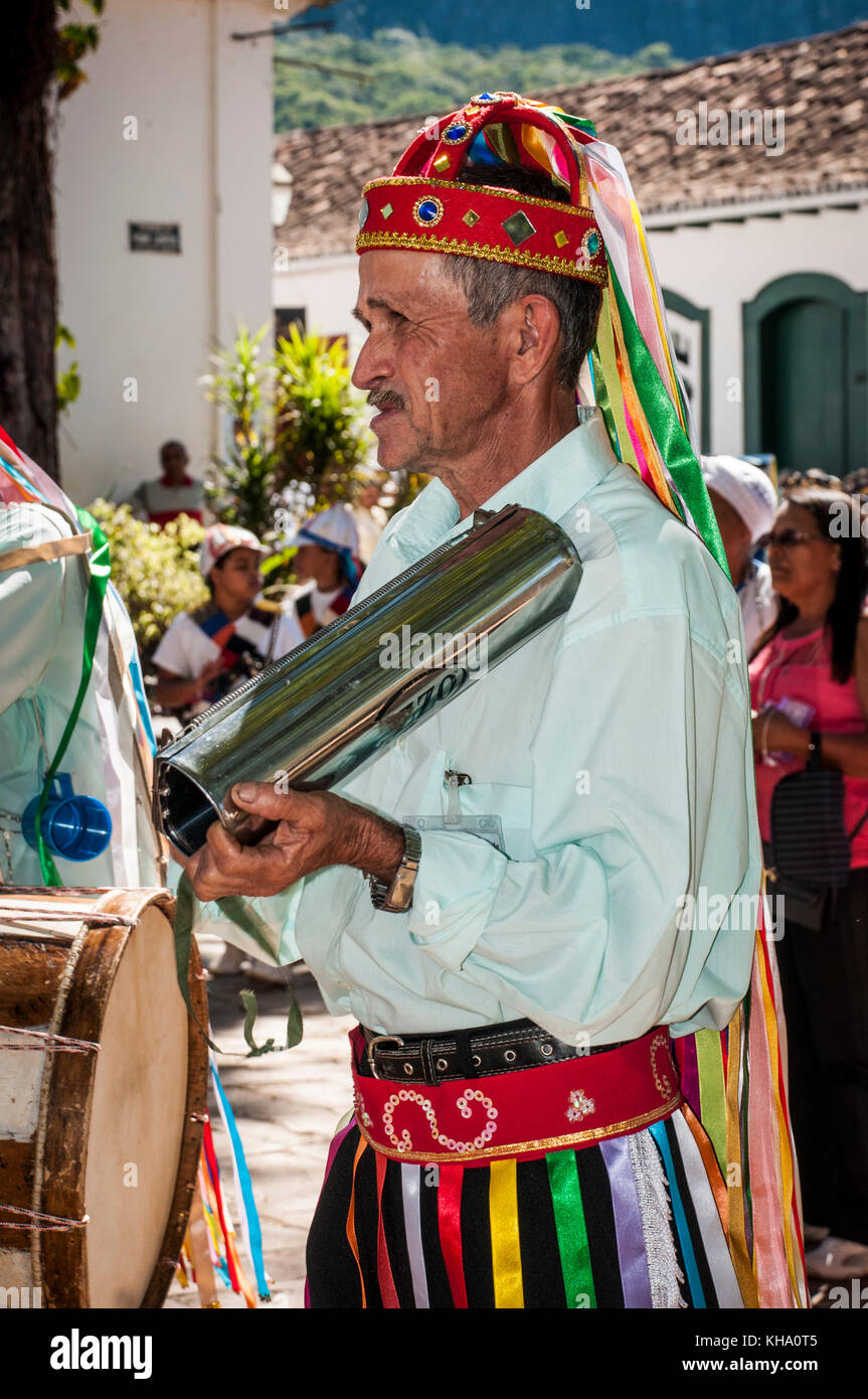 Der congado ist eine kulturelle und religiöse afrikanisch-brasilianischen feierliche Parade. Es ist ein Ritual, das die Krönung der König von Kongo neu erstellt. Stockfoto