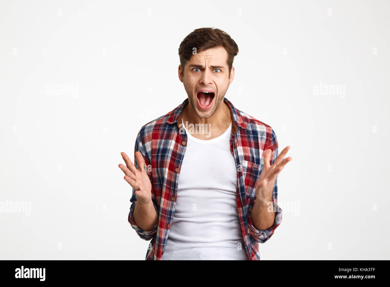 - Porträt der jungen emotionale schreienden Mann stand mit geöffneten Handflächen schließen, von der Kamera suchen, auf weißem Hintergrund Stockfoto