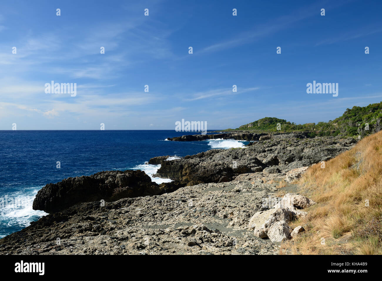 Kubanische Küste am Fuße der Berge der Sierra Maestra und vor der Küste des Karibischen Meeres Stockfoto