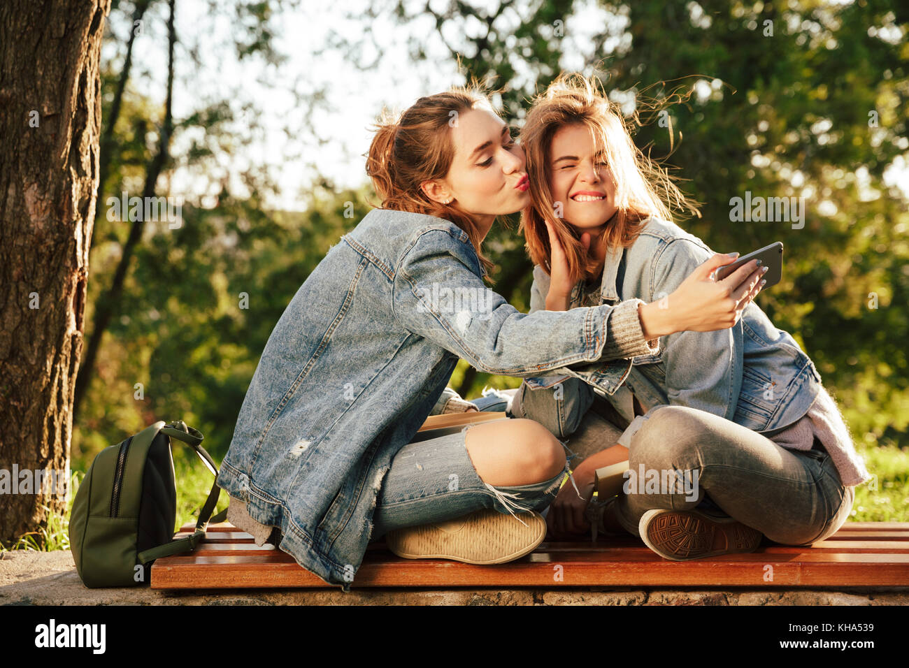 Nahaufnahme von zwei brünette jugendlich Mädchen Spaß während der Einnahme von selfie auf dem Smartphone im Park im Freien Stockfoto