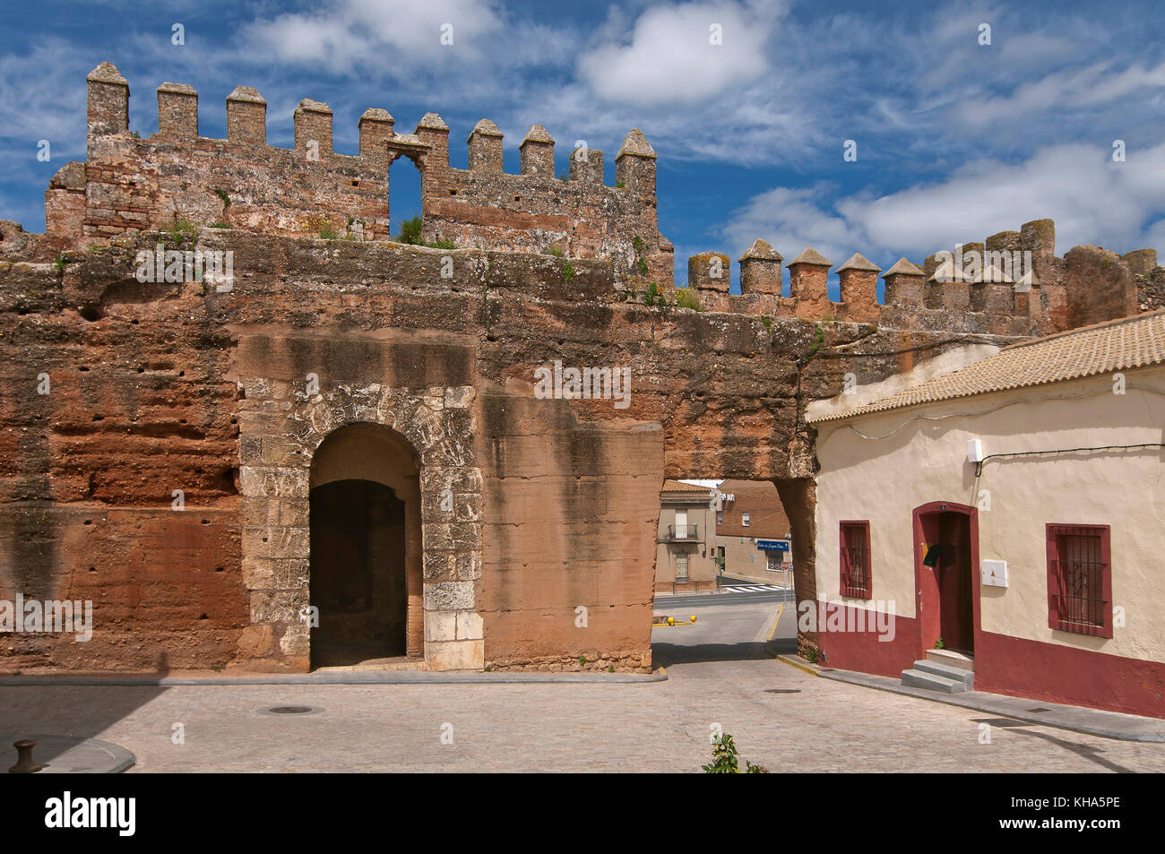 Alten Mauern, Puerta del Socorro (11. Jh.), niebla, Provinz Huelva, Andalusien, Spanien, Europa Stockfoto
