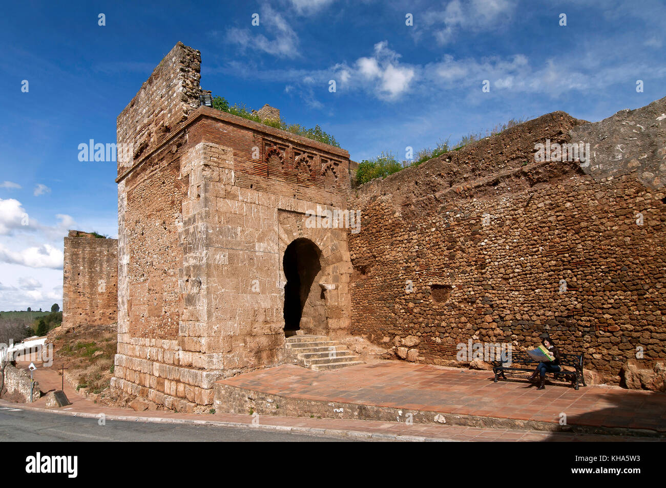 Alten Mauern, Puerta del Buey (11. Jh.), niebla, Provinz Huelva, Andalusien, Spanien, Europa Stockfoto