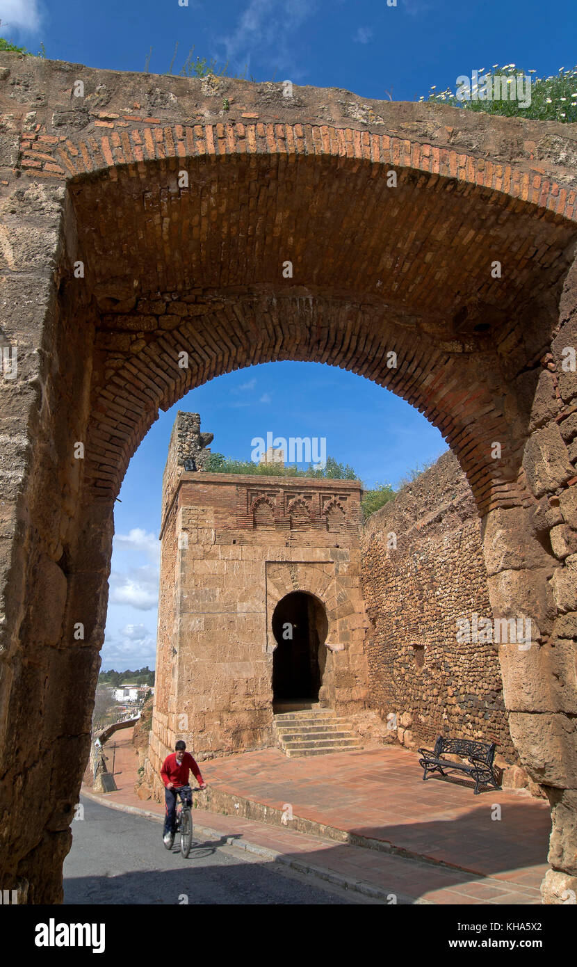 Alten Mauern, Puerta del Buey (11. Jh.), niebla, Provinz Huelva, Andalusien, Spanien, Europa Stockfoto