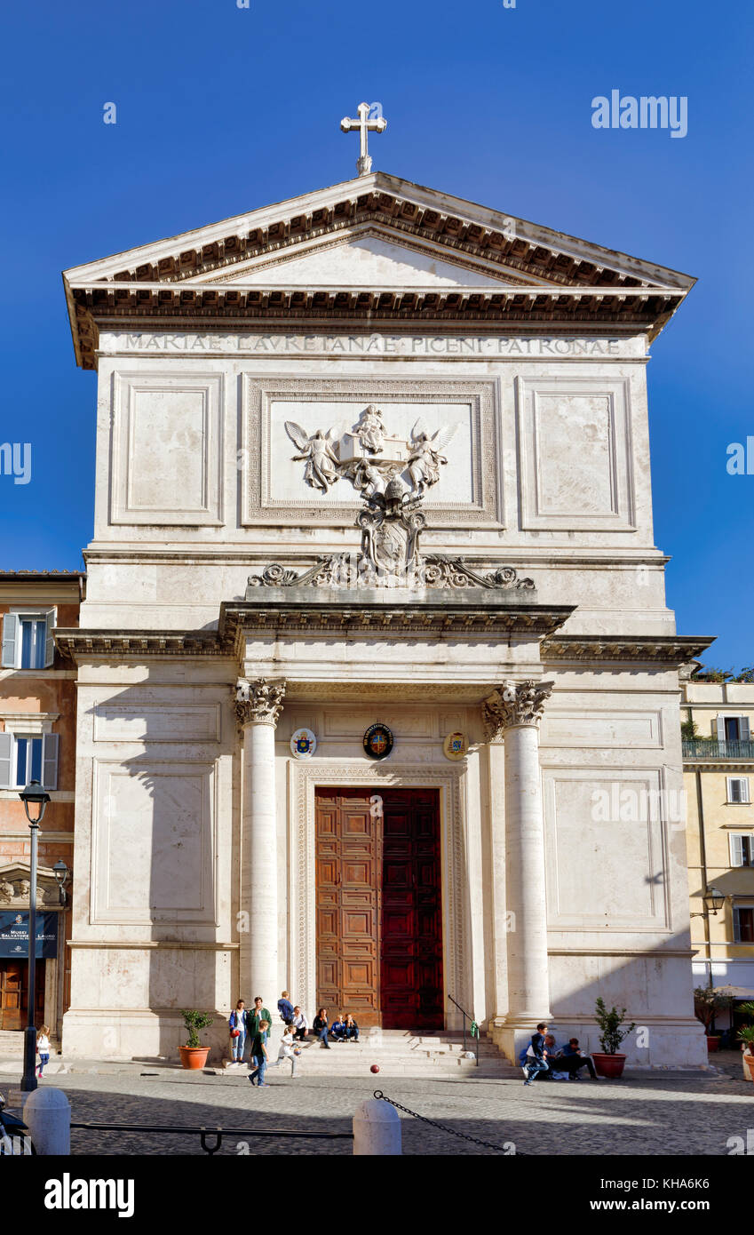 ROM, ITALIEN – 1. NOVEMBER: (HINWEIS DER REDAKTION: Der Belichtungsumfang dieses Bildes wurde digital erhöht.) Der San Salvatore Tempel wird am 1. November 2017 in Rom, Italien, auf der Piazza di San Salvatore besichtigt. Rom ist eines der beliebtesten Reiseziele der Welt. Stockfoto