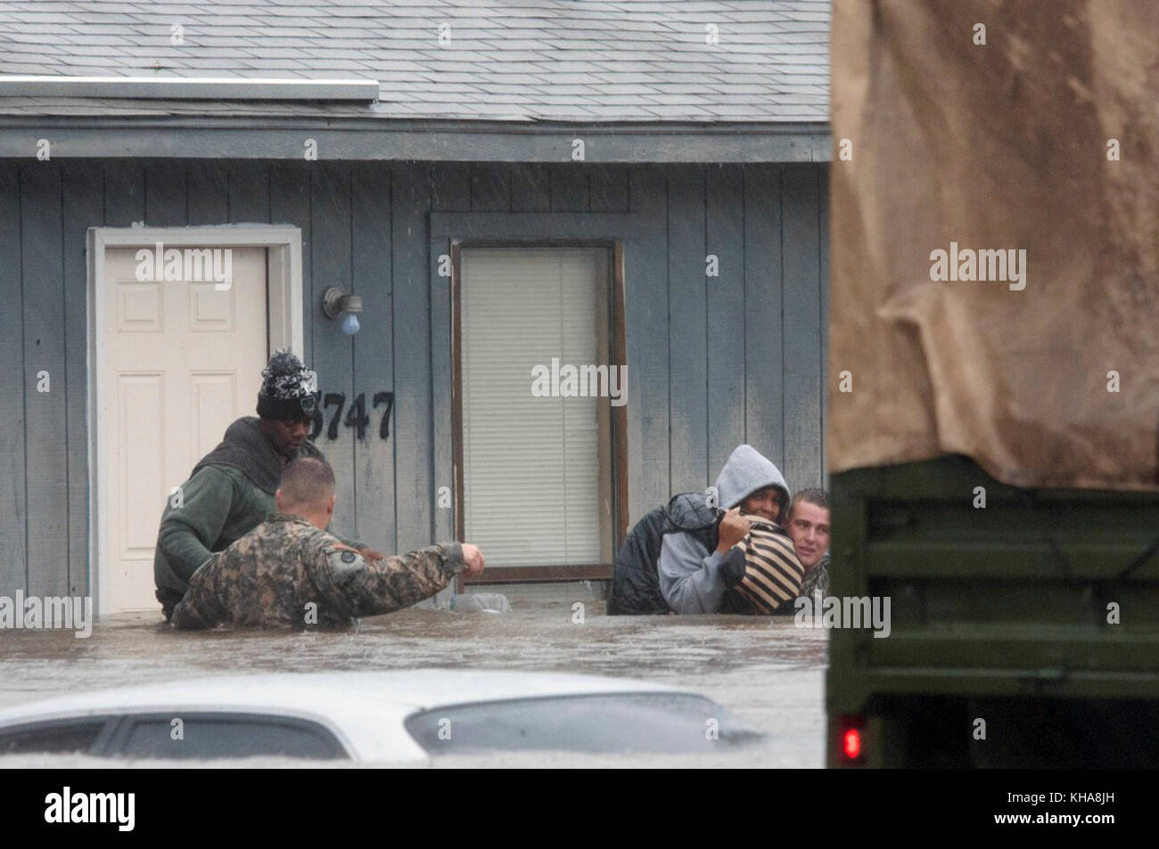 North Carolina Army National Guardsmen (NCNG) und lokale Rettungsdienste unterstützen die Evakuierungsbemühungen in Fayetteville, N.C., am Freitag, den 08. Oktober 2016. Heftige Regenfälle, die durch den Hurrikan Matthew verursacht wurden, haben in einigen Gebieten zu Überschwemmungen von bis zu fünf Fuß geführt. US Army National Guard Foto von Staff Sgt. Jonathan Shaw, 382. Abteilung für öffentliche Angelegenheiten/freigelassen. Stockfoto