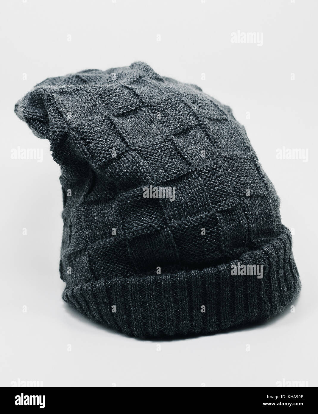 Dunkelgrau Haube isoliert auf Weiss. Winter tragen, keine Marke. Stockfoto