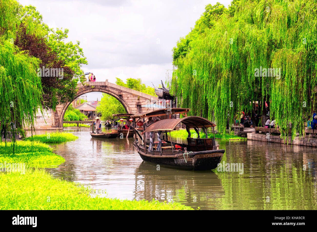 August 8, 2015. xitang Stadt, China. wolong Brücke und touristische Boote auf dem Wasser Kanäle von xitang Altstadt in Yokkaichi County in Lijiang entfernt c Stockfoto