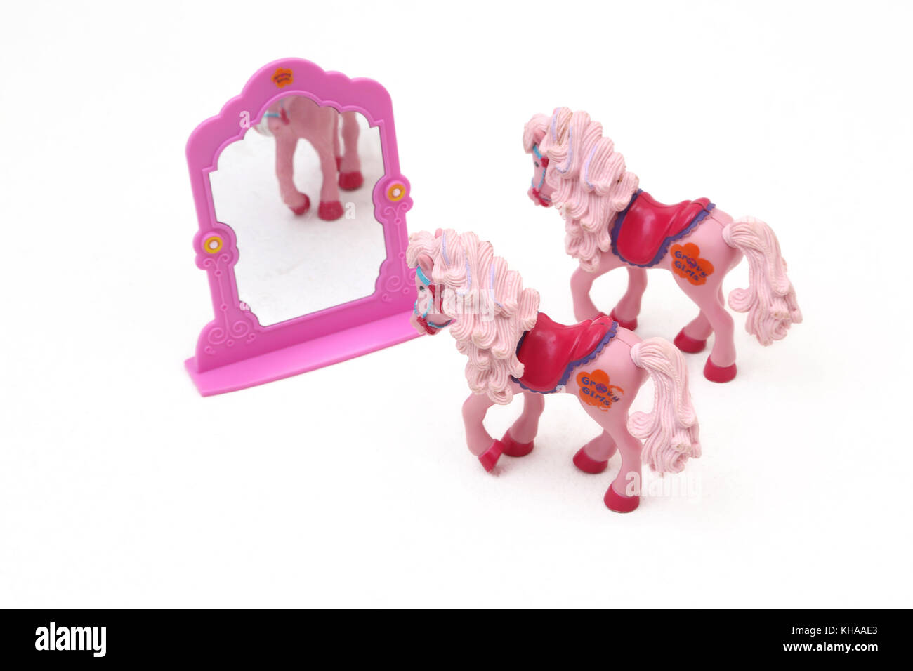Spielzeug grooviger Mädchen Pferde und Spiegel Stockfoto