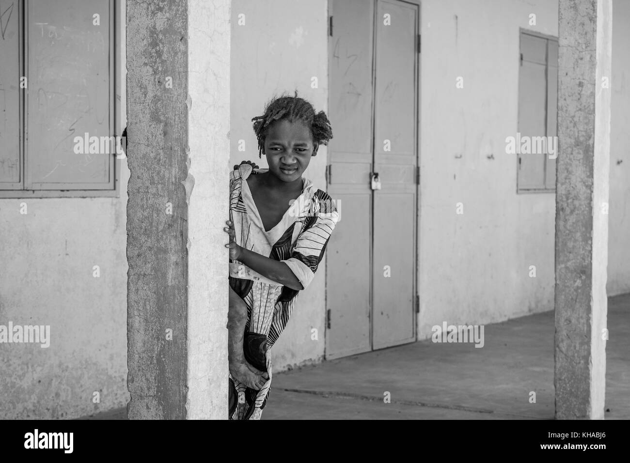 Afrikanisches Kind mit einem starken Ausdruck auf ihrem Gesicht. in Mali. Stockfoto