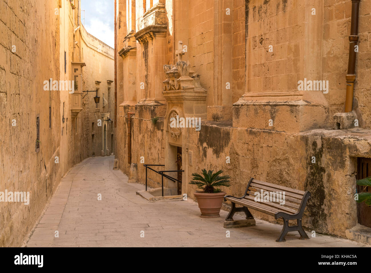 Schmale Gasse zwischen den alten Häusern, Mdina, Malta Stockfoto